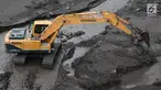 Alat berat mengeruk material lahar dingin di Sungai Yeh Sah, Rendang, Bali, Minggu (3/12). Pengerukan dilakukan untuk membersihkan aliran sungai agar tidak tertutup batu dan pasir dari lahar dingin Gunung Agung. (Liputan6.com/Immanuel Antonius)