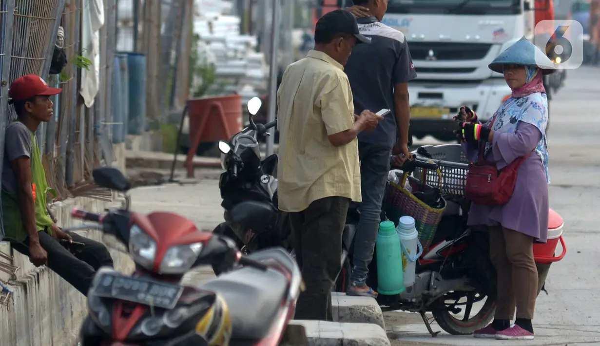 Pedagang kopi keliling atau dikenal dengan sebutan starling melayani pembeli di Pelabuhan Sunda Kelapa, Jakarta, Sabtu (7/12/2019). Pedagang yang mematok harga antara Rp 3.000 - Rp 7.000 ini menyasar buruh angkut Pelabuhan Sunda Kelapa. (merdeka.com/Imam Buhori)