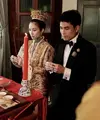 Kedua mempelai mengenakan kostum pernikahan Peranakan, menurut&nbsp;Straits Times, pakaian tersebut&nbsp;yang menelan biaya sekitar 20 juta baht atau sekitar Rp8 jutaan untuk upacara yang dibatasi untuk keluarga dan teman dekat.&nbsp;credit: @Niyadarweddinganswer