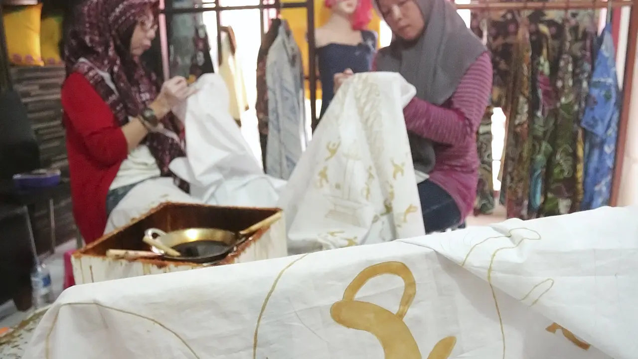 [Fimela] Belajar melestarikan batik dari penyandang disabilitas di Kampoeng Batik Palbatu