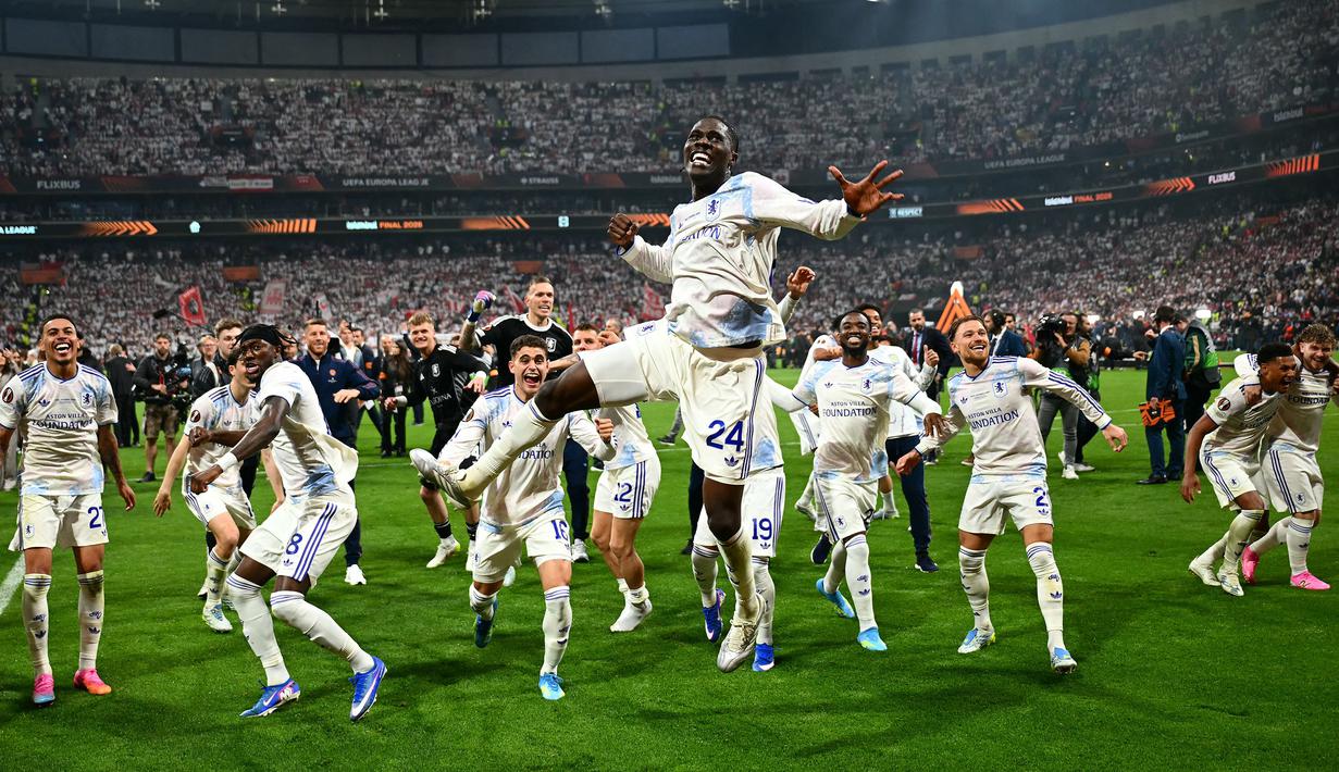 Aston Villa akhirnya menutup perjalanan luar biasa mereka di Eropa dengan cara sempurna dengan cara menjuara Liga Europa musim 2025/2026. (AFP/Yasin Akgul)