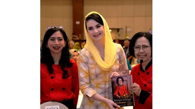 6 Potret Gaya Arumi Bachsin saat Lakukan Kunjungan Kerja, Tetap Memesona