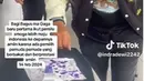 Mengikuti alur selanjutnya, Komeng kemudian mencelupkan sedikit jari kelingkingnya pada tinta yang sudah disediakan, sebagai bukti sudah memberikan hak suaranya. Di belakangnya, tampak ada kedua anaknya, Bagus dan Gaga, yang diketahui baru pertama kali mencoblos di Pemilu tahun ini. (Liputan6.com/TikTok/@indradewi2242)