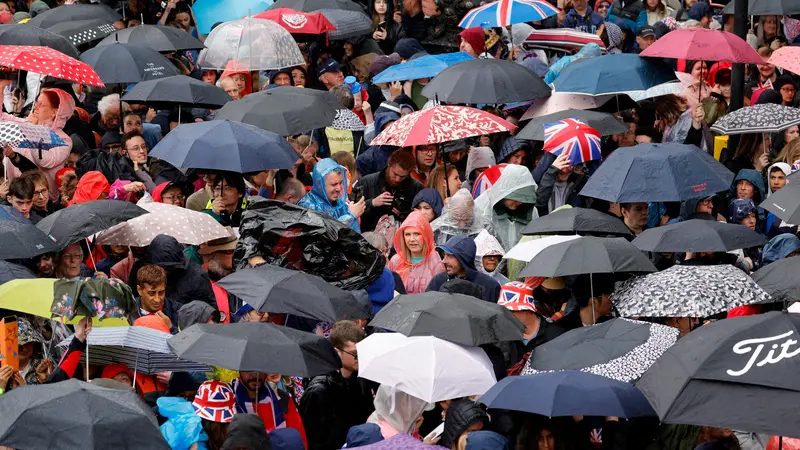 Antusiasme Warga Rela Hujan-hujanan Demi Tonton Prosesi Penobatan Raja Charles III