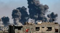 Foto yang diambil dari Jabalia barat, Jalur Gaza tengah ini menunjukkan gumpalan asap yang mengepul akibat pengeboman Israel di Kota Gaza timur pada 9 Juli 2025. (Bashar TALEB/AFP)