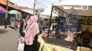 Pengunjung membeli makanan pada Festival Tugu Pancoran di Jakarta, Minggu (1/12/2019). Festival Tugu Pancoran yang digelar setiap setahun sekali ini indetik dengan budaya betawi. (Liputan6.com/Herman Zakharia)