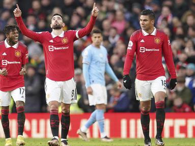 Selebrasi pemain Manchester United, Bruno Fernandes setelah menjebol gawang Manchester City dalam pertandingan lanjutan Liga Inggris 2022/2023 pekan ke-20 yang berlangsung di Old Trafford, Sabtu (14/1/2023). (AP Photo/Dave Thompson)