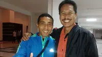 Prasetyo Hadi dan Purwanto memberikan semangat secara langsung pada kolega yang memimpin pertandingan Madura United versus Bali United (20/6/2016). (Bola.com/Fahrizal Arnas)