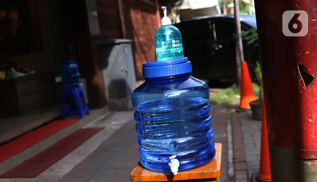 Tempat cuci tangan disediakan di depan toko di Pasar Baru (9/6/2020). Jelang pemberlakuan normal baru sejumlah toko di kawasan tersebut mewajibkan para pembeli untuk cuci tangan terlebih dahulu untuk menekan penyebaran covid 19. (Liputan6.com/Angga Yuniar)