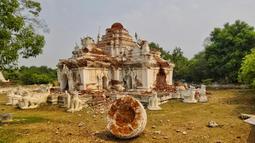 Gempa bumi berkekuatan magnitudo 7,7 yang mengguncang Myanmar pada 28 Maret 2025 lalu menyebabkan kerusakan di tempat-tempat bersejarah dan keagamaan. (Foto oleh AFP)