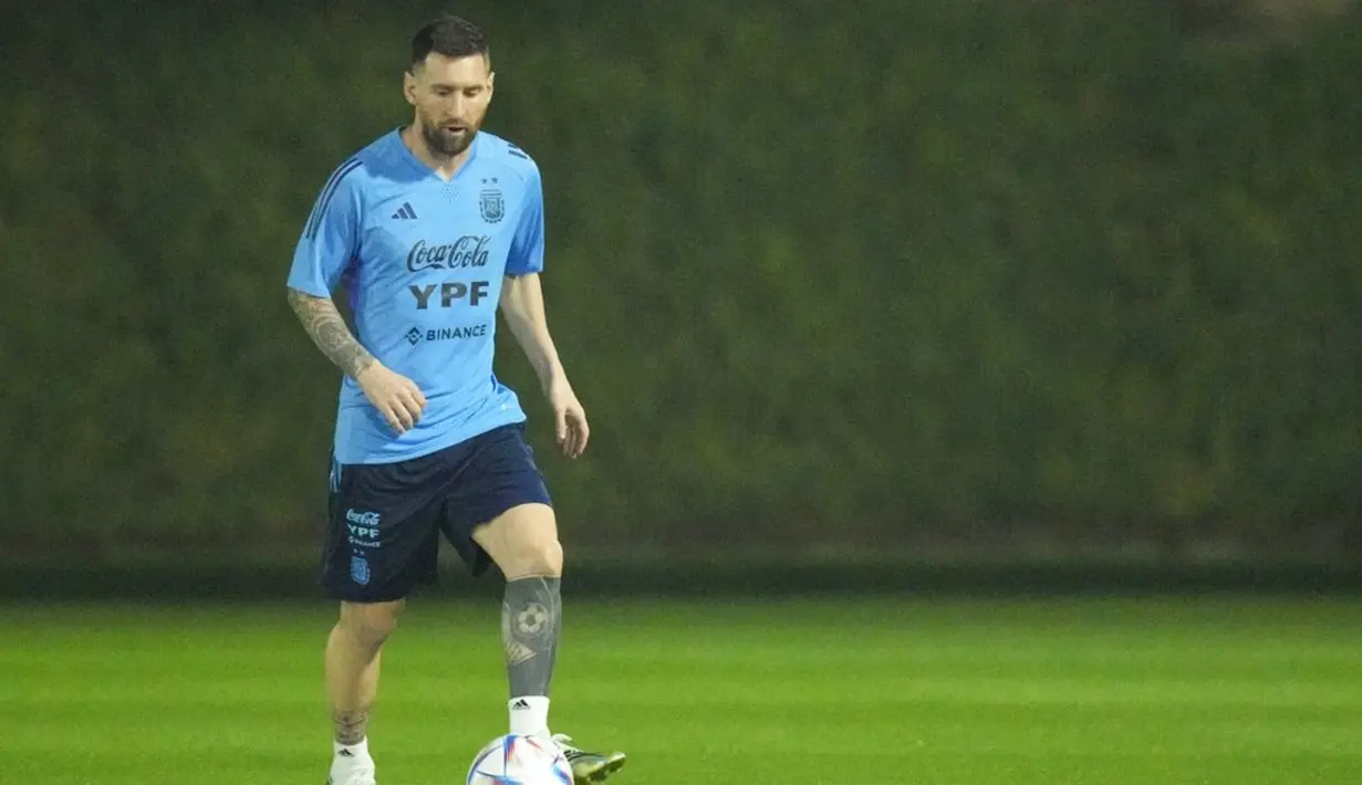 Lionel Messi memainkan bola selama sesi latihan di Stadion Universitas Qatar, Doha, Qatar, Senin (5/12/2022). Argentina melakukan latihan menjelang pertandingan melawan Belanda di babak perempat final Piala Dunia 2022. (AP Photo/Jorge Saenz)