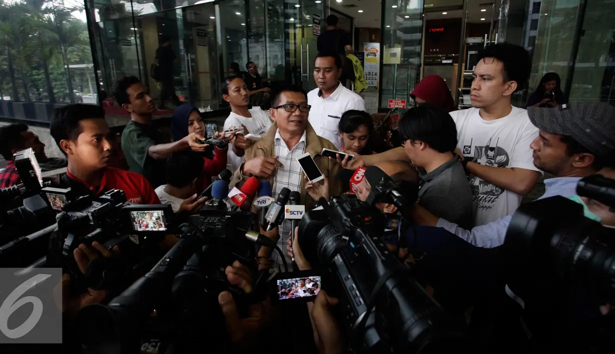 Mantan Ketua Komisi II DPR, Agun Gunandjar menjawab pertanyaan wartawan usai diperiksa KPK terkait kasus korupsi proyek elektronik kartu tanda penduduk (e-KTP), Jakarta, Rabu (19/10). (Liputan6.com/Helmi Afandi) 