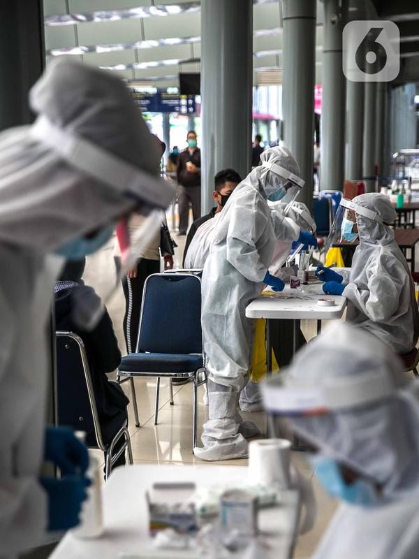 Petugas medis bersiap untuk melayani swab antigen penumpang di Stasiun Senen, Jakarta, Senin (21/12/2020). Penumpang kereta api jarak jauh menunjukkan surat bebas Covid-19 dengan melakukan tes PCR atau tes rapid antibodi yang masih berlaku 14 hari sejak diterbitkan. (Liputan6.com/Faizal Fanani)