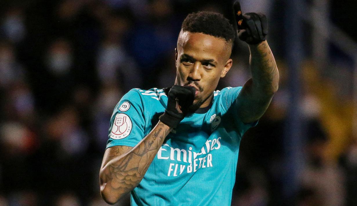 Eder Militao - Hengkangnya Raphael Varane dan Sergio Ramos menjadi berkah buat Militao. Pemain asal Brasil tersebut kini menjadi pilihan utama di lini pertahanan Los Blancos asuhan Carlo Ancelotti. (AFP/Jose Jordan)