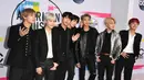 Boyband Korea Selatan, Bangtan Boys alias BTS berpose di karpet merah ajang American Music Awards 2017 di Los Angeles, Minggu (19/11). Kehadiran mereka pun cukup menarik perhatian dan menghebohkan para ARMY (sebutan fans BTS). (Mark Ralston/AFP)