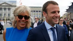 Trogneux yang usianya terpaut 24 tahun dari Macron awalnya merupakan seorang guru sastra yang mengarahkan debut panggung drama pertamanya pada usia 15 tahun. (AP Images)