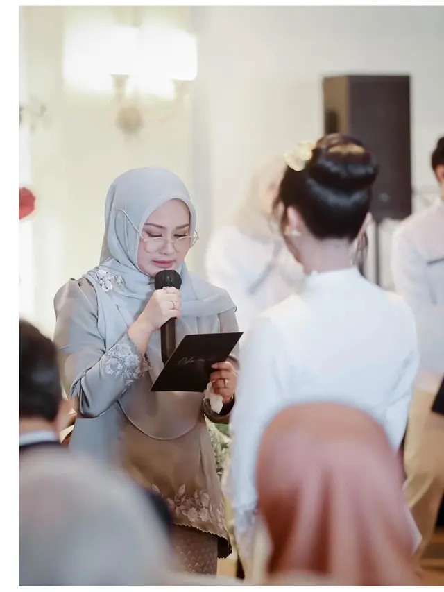 6 Potret Kebaya Satin Ikke Nurjanah di Momen Akad Nikah Adira Kania, Tampil Elegan