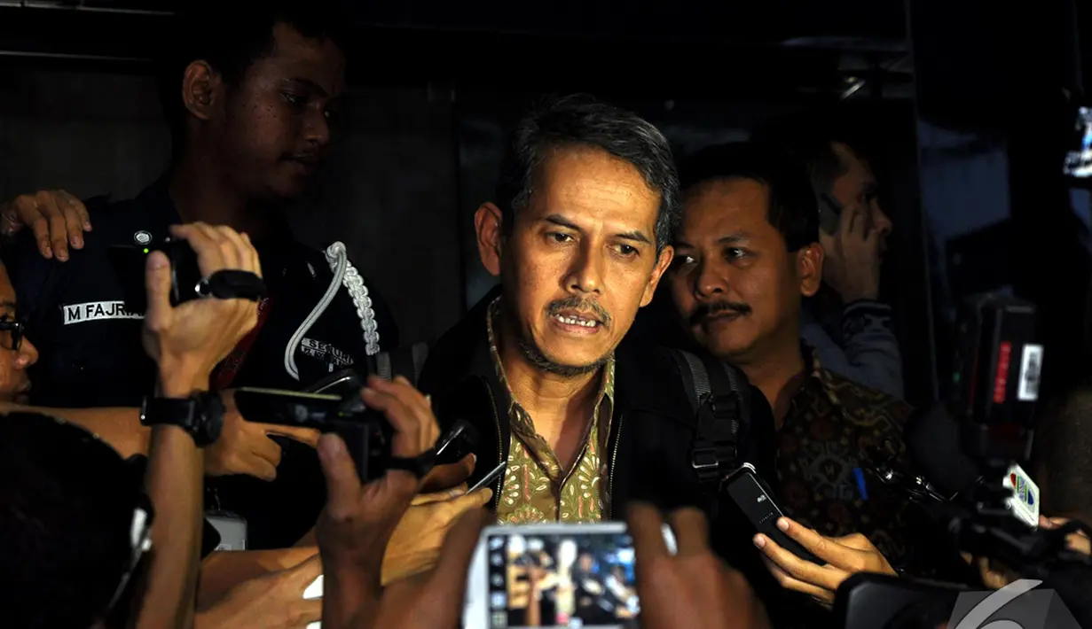 Usai diperiksa penyidik KPK, Anggito Abimanyu diserbu awak media, Jakarta, Selasa (28/10/2014). (Liputan6.com/Miftahul Hayat)