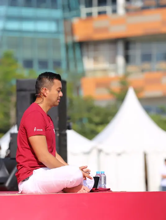 Tidak hanya masalah kecantikan, yoga juga menjadi salah satu efek anti stress. Dengan yoga, seseorang akan lebih peka ketika tubuh membutuhkan sesuatu. (Adrian Putra/Bintang.com)