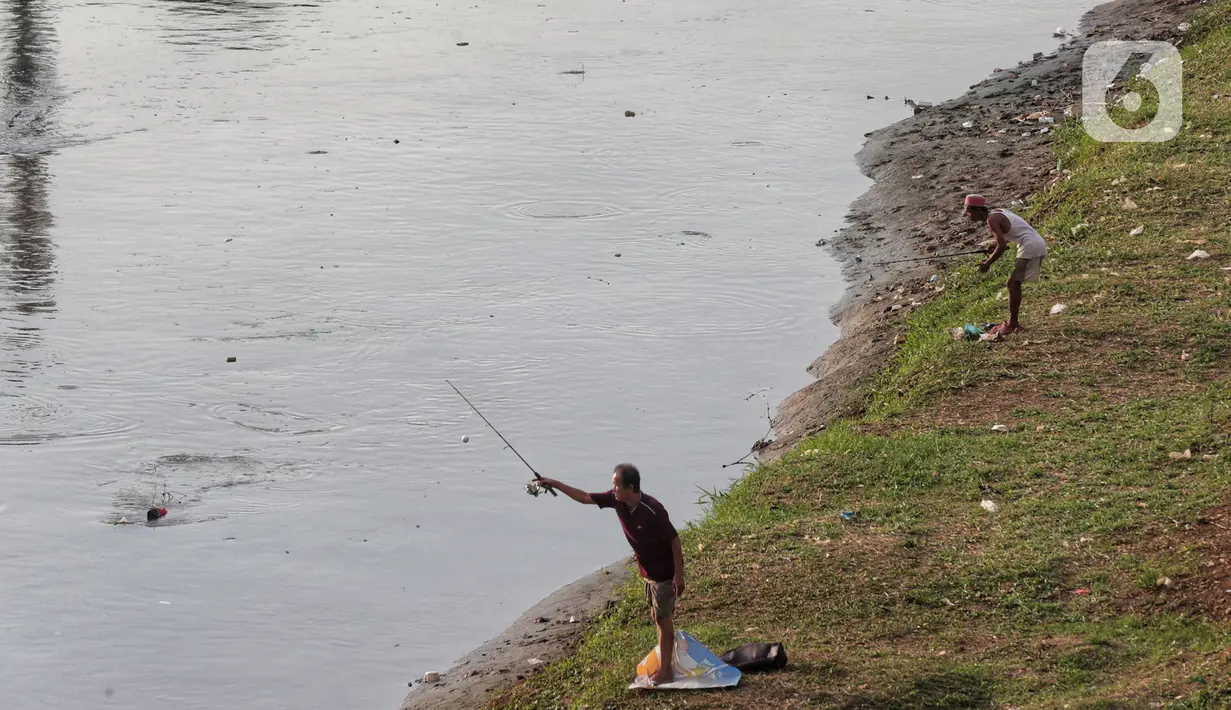 Warga melakukan aktivitas mancing di Kanal Banjir Barat, Jakarta, Selasa (9/6/2020). Fase pertama PSBB transisi di Ibukota dimanfaatkan warga untuk memancing. (Liputan6.com/Johan Tallo)