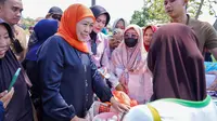 Pedagang Pasar Jumat Legi Sukodono Ramai-ramai Dukung Khofifah-Emil di Pilgub Jatim