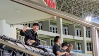 Pelatih Timnas Indonesia U-23, Shin Tae-yong, saat melambaikan tangan kepada awak media di tengah pertandingan antara China Taipei melawan Turkmenistan di Stadion Manahan, Solo, Rabu (6/9/2023) malam hari WIB. (Bola.com/Radifa Arsa)