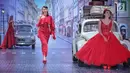 Model mengenakan busana rancangan desainer Fetty Rusli saat tampil dalam fashion show bertema 'Crossing' di Jakarta, Rabu (29/8). Sebanyak 53 busana ditampilkan dalam fashion show tersebut. (Liputan6.com/Faizal Fanani)