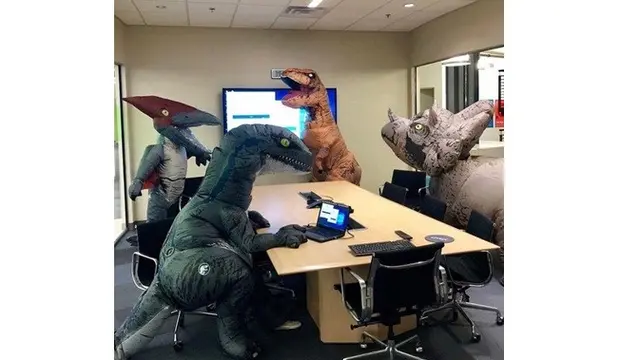 Selain Belanja di Mall, Ini 5 Tingkah Laku Pria Berkostum Dinosaurus yang Bikin Senyum