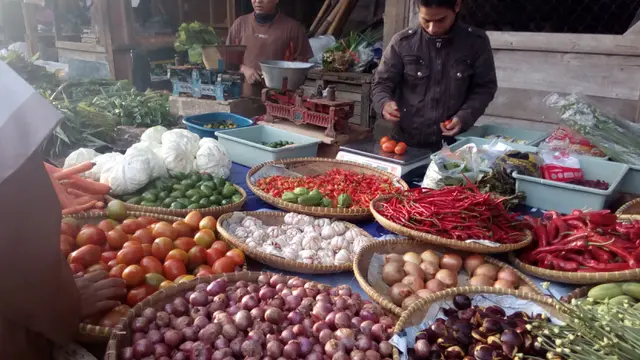 Penjual sayuran di pasar induk Ciawitali Garut hanya menyediakan bawang putih dengan jumlah sedikit mengingatkan minimnya stok dan harganya yang cukup mahal