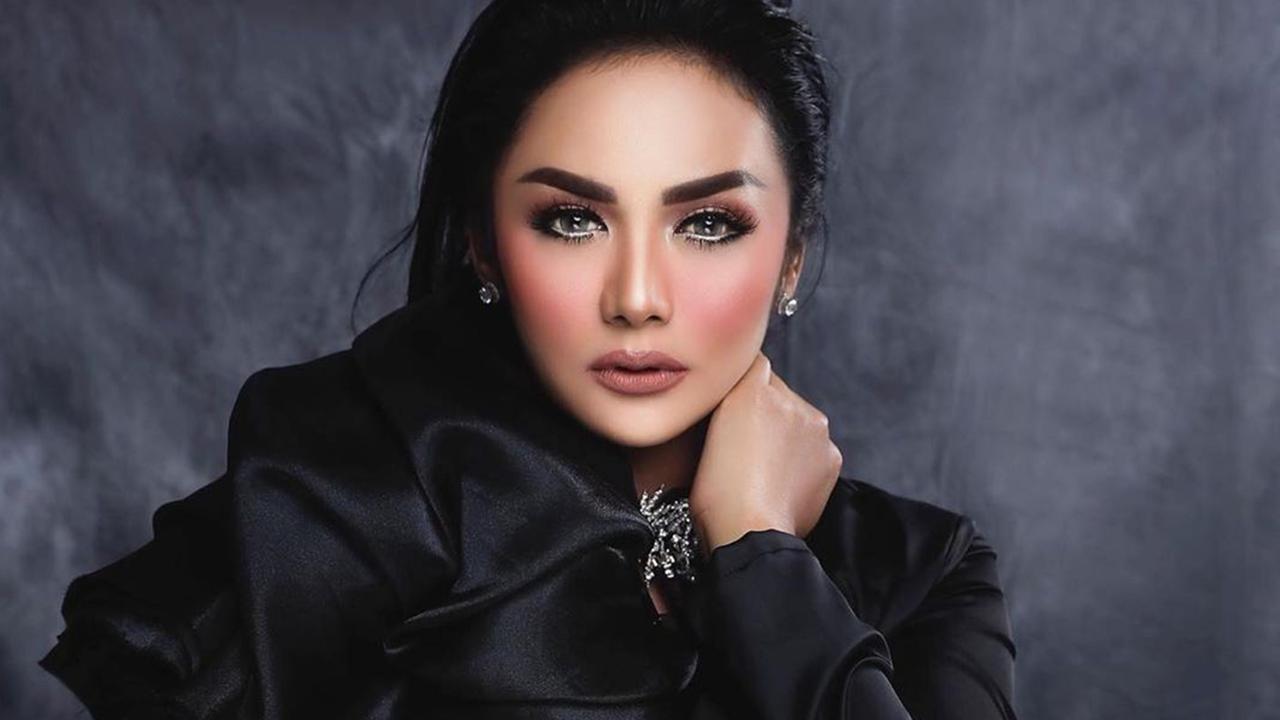 FOTO: Gaya Krisdayanti dengan Busana Hitam, Makin Elegan