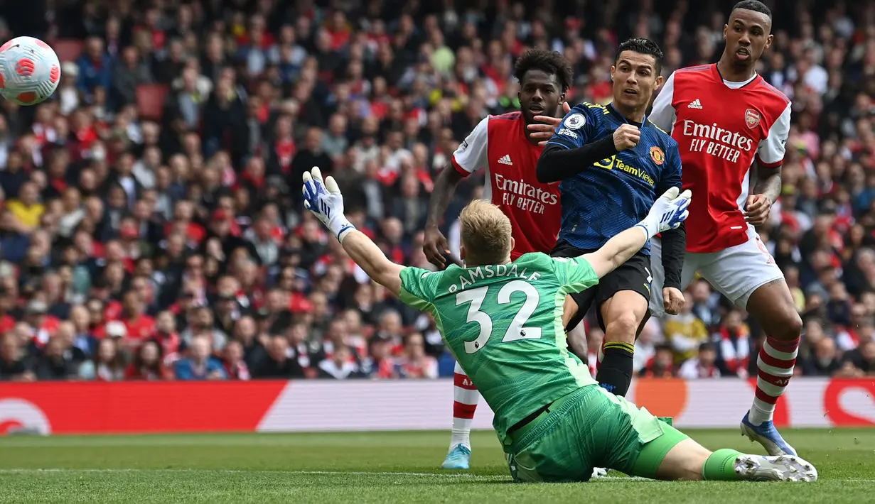 Striker Manchester United, Cristiano Ronaldo mencetak gol ke gawang Arsenal pada laga Liga Inggris 2021/2022 di Emirates Stadium, London, 23 April 2022. Cristiano Ronaldo mencetak gol ke-100 di Liga Inggris pada periode keduanya membela Manchester United. Gol tersebut tercipta saat ia mencetak satu gol dalam kekalahan 1-3 MU dari Arsenal pada pekan ke-34 Liga Inggris 2021/2022 (23/4/2022). (AFP/Glyn Kirk)