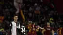 Reaksi Ronaldo saat AS Roma memastikan kemenangan dengan gol di masa Injury time pada laga lanjutan Serie A yang berlangsung di Stadion Olimpico, Roma, Senin (13/5). AS Roma menang 2-0 atas Juventus. (AFP/Filippo Monteforte)