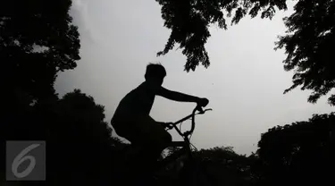 Seorang anak bermain sepeda di sekitar Taman Salam, Jati Padang, Jakarta, Selasa (18/10). Taman yang letaknya tersembunyi di antara pemukiman warga tersebut menjadi lokasi favorit bagi warga sekitar untuk melepas penat. (Liputan6.com/Immanuel Antonius)