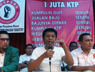  Sekjen Pena 98 Adian Napitupulu (tengah) bersama Dewan Pembina Garda Tani PKB Kiky Rizky Oktavian dan Wakil Ketua DPD Gerindra Sulsel Yervis M Pakan memberikan keterangan saat konferensi pers di Jakarta, Sabtu (25/6). (Liputan6.com/Johan Tallo)