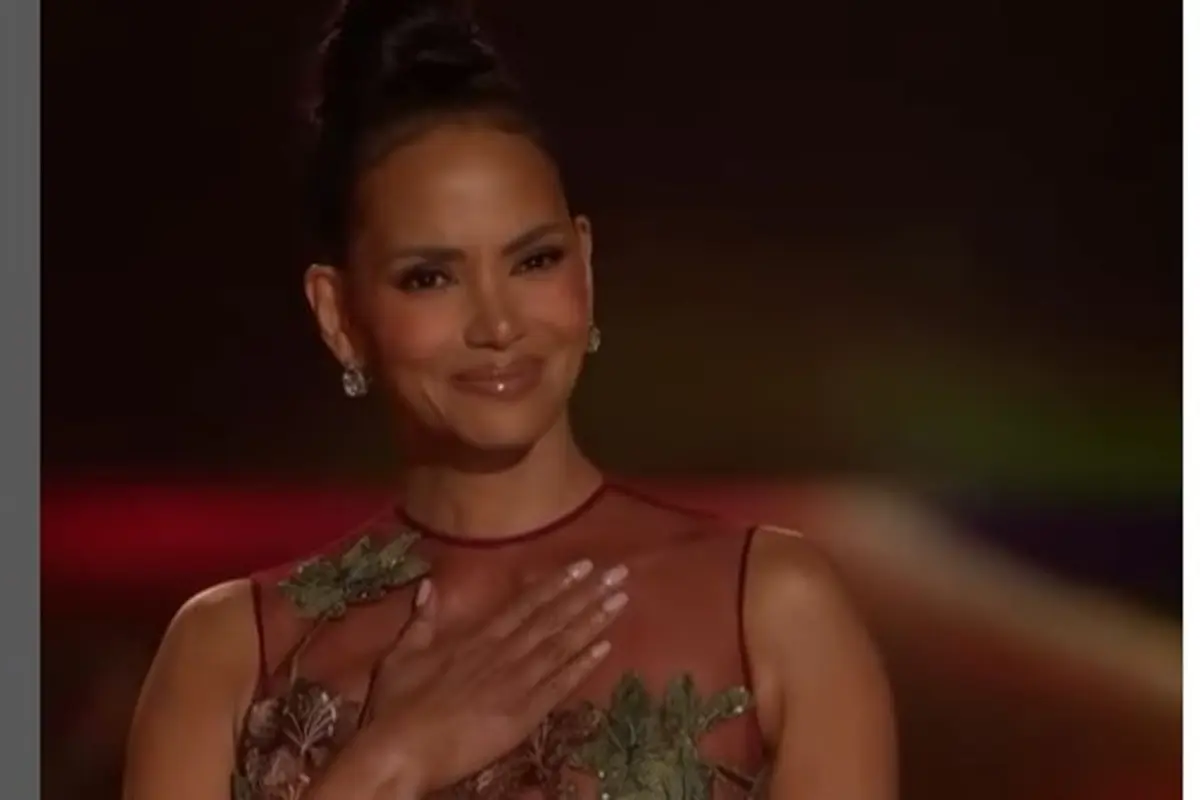Saat Halle Berry Kembali Kenakan Gaun Menerawang Ikonis Elie Saab di Malam Memenangkan Oscar 22 Tahun Kemudian. foto: Instagram @!halleberry