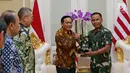 Direktur Utama Indosiar Imam Sudjarwo memberikan plakat ke  Mayor Jenderal TNI (Mar) Suhartono seusai silaturahmi SCM/Emtek Group Audiensi di Markas Komando Korps Marinir, Jakarta, Kamis (26/9/2019). (Liputan6.com/Herman Zakharia)