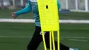 Penyerang Villarreal Arnaut Danjuma berlari dengan bola selama sesi latihan di Ciudad deportiva Villarreal di Vila-real, 21 Februari 2022. Villarreal akan menjamu Juventus pada leg pertama babak 16 besar Liga Champions 2021/22, Rabu 23 Februari 2022 dini hari WIB. (JOSE JORDAN/AFP)