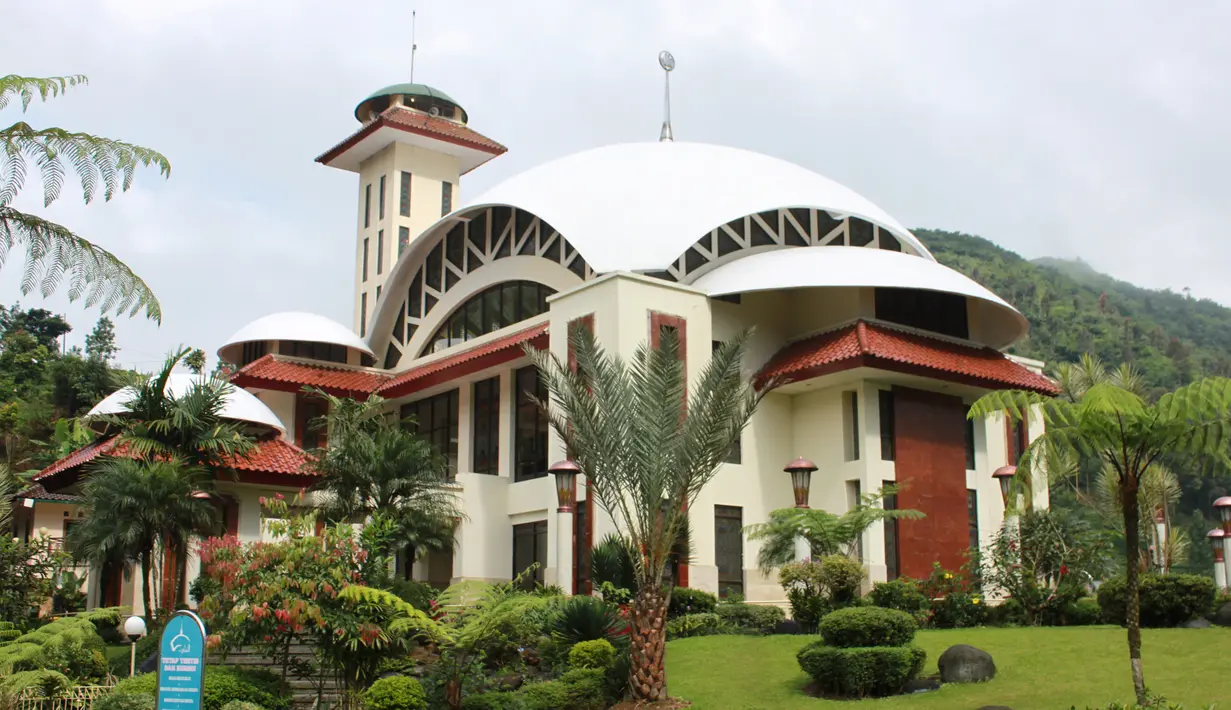 Masjid Atta’awun terletak di kawasan Puncak, Bogor, Jawa Barat. Masjid yang dibangun tahun 1997 memiliki kubah yang mirip jamur.  Di masjid ini jamaah bisa melihat hamparan kebun teh yang luas. (Istimewa)