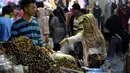 Pedagang melayani pembeli buah kurma di salah satu kios pasar Tanah Abang, Jakarta, Jumat (10/6). Menurut pedagang, penjualan kurma di bulan Ramadan mengalami peningkatan hingga dua kali lipat dibandingkan hari biasanya. (Liputan6.com/Johan Tallo)
