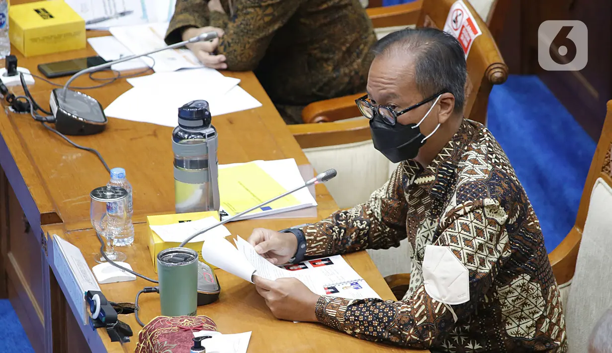 Menteri Perindustrian Agus Gumiwang Kartasasmita menyampaikan paparannya saat rapat kerja dengan Komisi VII DPR di Kompleks Parlemen, Senayan, Jakarta, Rabu (2/2/2022). Rapat membahas program Kemenperin tahun 2022 serta evaluasi kinerja Kemenperin tahun 2021. (Liputan6.com/Angga Yuniar)