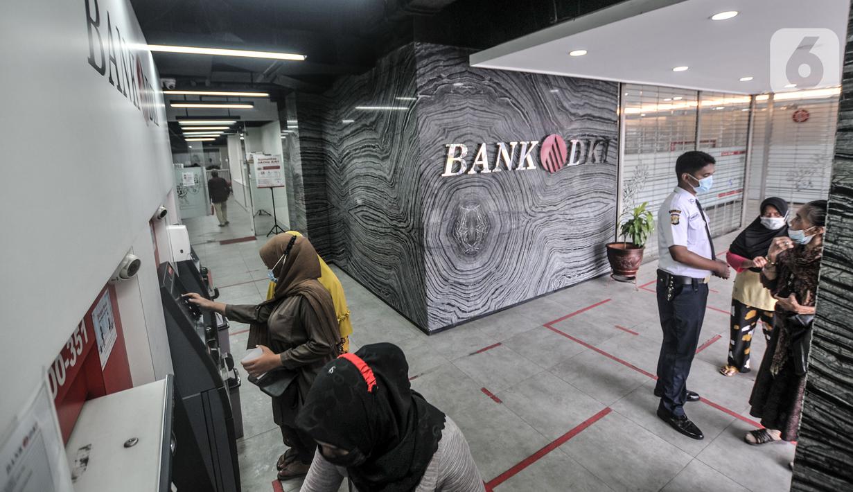 Foto Antrean Warga Cairkan Bst Di Atm Bank Dki News Liputan6 Com