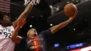 Guard San Lorenzo, Guillermo Diaz, berusaha memasukan bola saat melawan Toronto Raptors pada laga pramusim NBA di Rogers Center, Toronto, Sabtu (15/10/2016). Raptors menang 122-105 atas San Lorenzo. (USA Today Sports/Kevin Sousa)