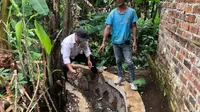 Warga Desa Cibolang saat memprotes pembangunan drainase yang kembali rusak pasca sepekan diperbaiki (Liputan6.com/Fira Syahrin).
