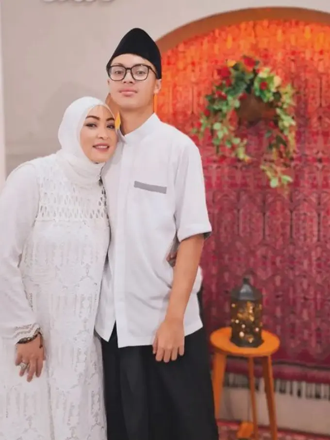 Angelina Sondakh Rayakan Ulang Tahun Keanu Massaid ke 15