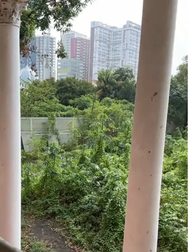 Penampakan rumah merah Genta Buana yang tak terurus lagi