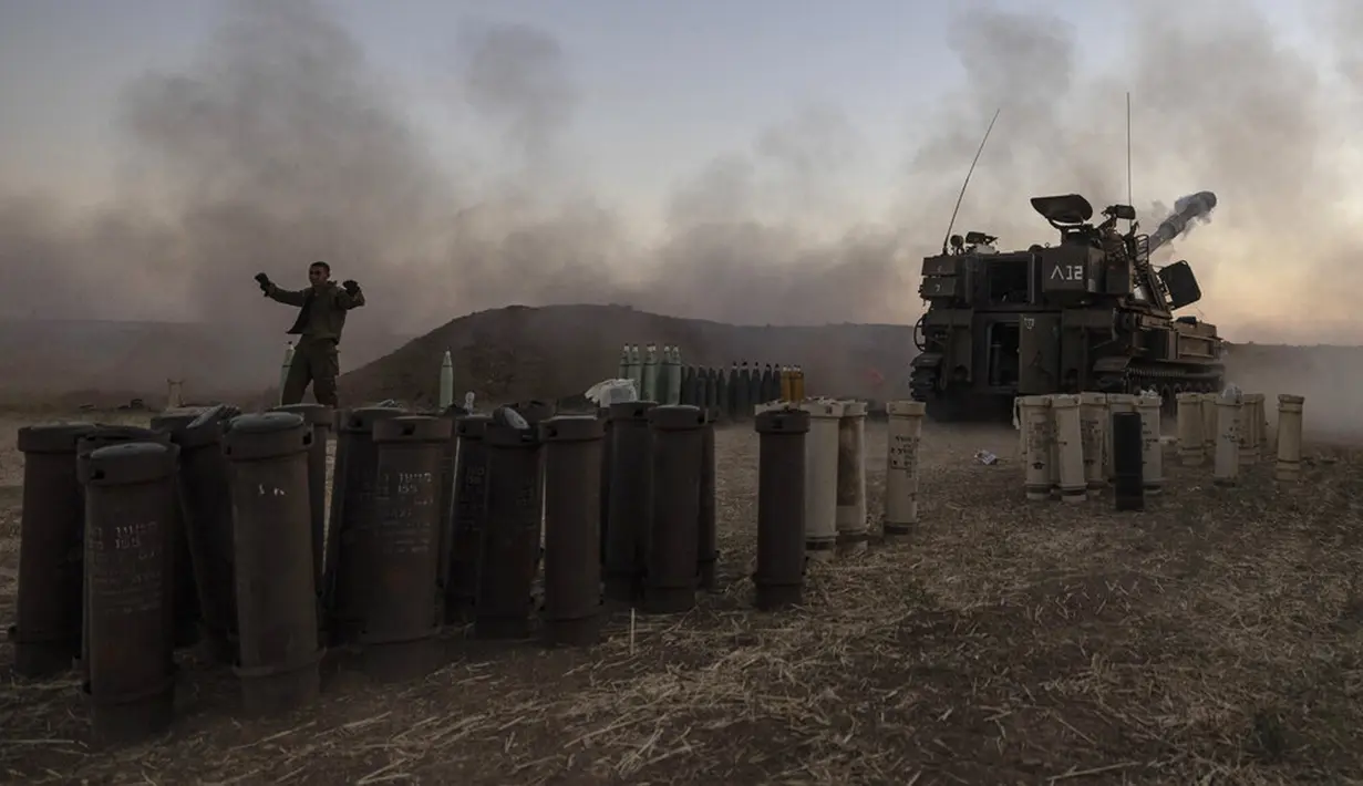 Unit artileri Israel menembakkan peluru ke arah sasaran di Jalur Gaza di perbatasan Gaza-Israel, Rabu (19/5/2021). Jumlah penduduk Jalur Gaza yang tewas akibat serangan Israel sampai saat ini mencapai 228 orang. (AP Photo/Tsafrir Abayov)
