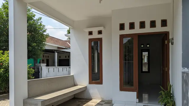 Teras Semi-Terbuka dengan Bangku Beton