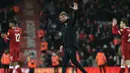 Pelatih LIverpool, Jurgen Klopp menyapa suporter usai mengalahkan Watford pada laga Premier League di Stadion Anfield, Liverpool, Sabtu (17/3/2018). Liverpool menang 5-0 atas Watford. (AFP/Lindsey Parnaby)