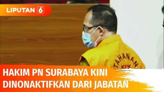 KPK telah menetapkan Hakim PN Surabaya, Itong Isnaini, sebagai tersangka dalam kasus dugaan suap penanganan perkara hubungan industrial. Setelah ditetapkan tersangka, Hakim Itong dan Panitera PN Surabaya dinonaktifkan dari jabatannya.