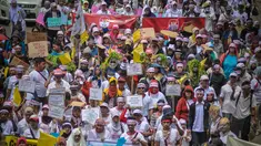 Massa dari LBH Jakarta dan berbagai element masyarakat melakukan aksi Karnaval Rakyat Lawan Korupsi dari patung kuda menuju Istana Negara, Jakarta, Rabu (8/4/2015). (Liputan6.com/Faizal Fanani)